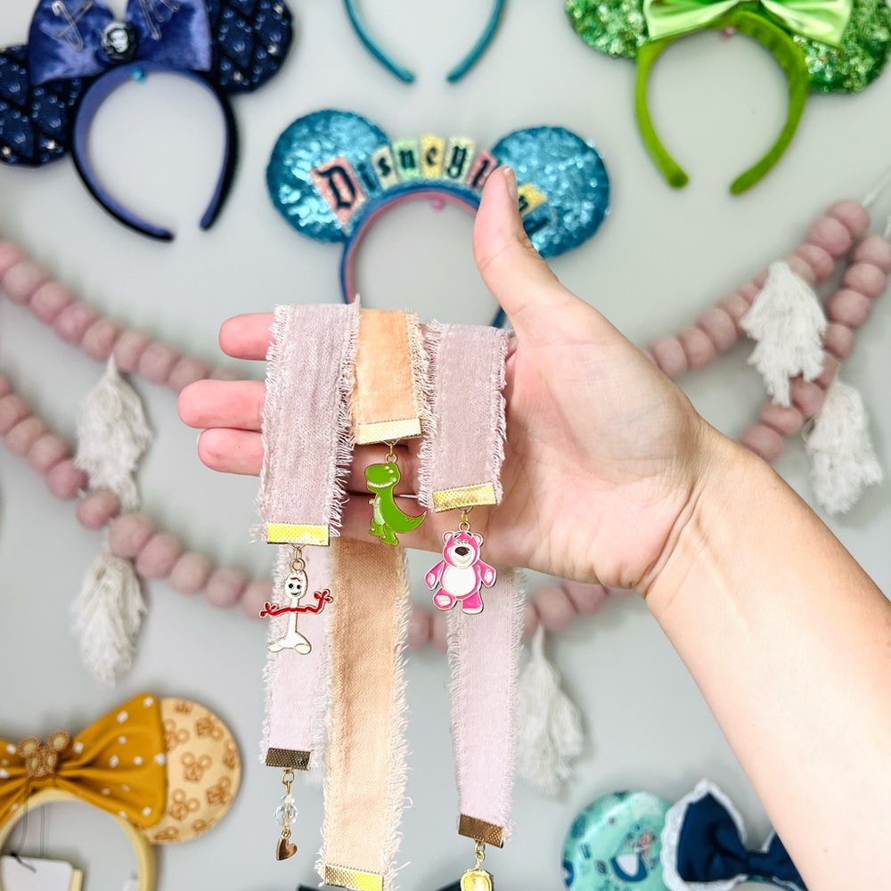 📖📚 Disney bookmark handmade- charms tangled Mickey Minnie Belle ariel